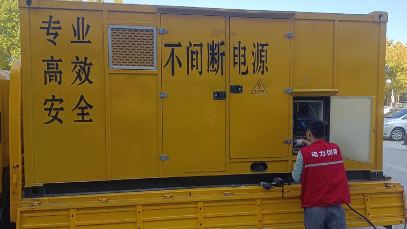 当雄柴油发电机组和UPS电源配合使用时，如何避免切换过程中的电力中断？
